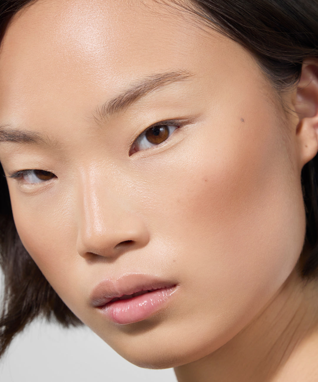 | desc: Wenli wears shade Dune 