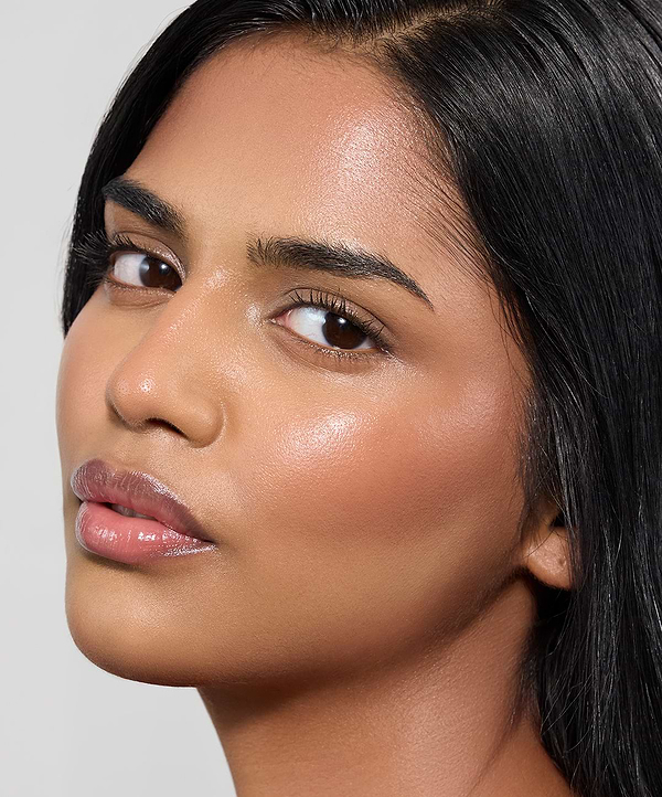 | desc: | text: light Aish wears shade Onyx
