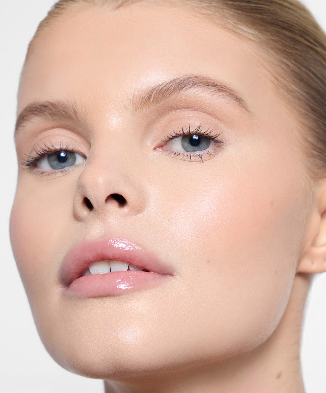 | desc: Goldie wears Shade Oat