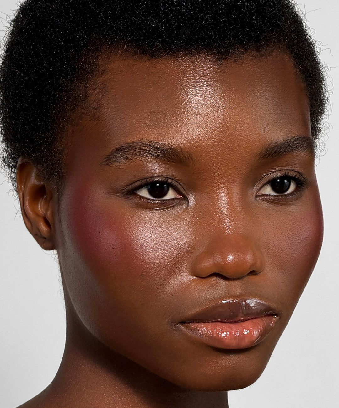 | desc: Elisabeth wears shade Plum