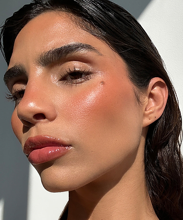 | desc: | text: light Desi wears shade Rust