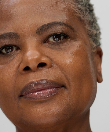 | desc: | text: light Angela wears shade 200 W