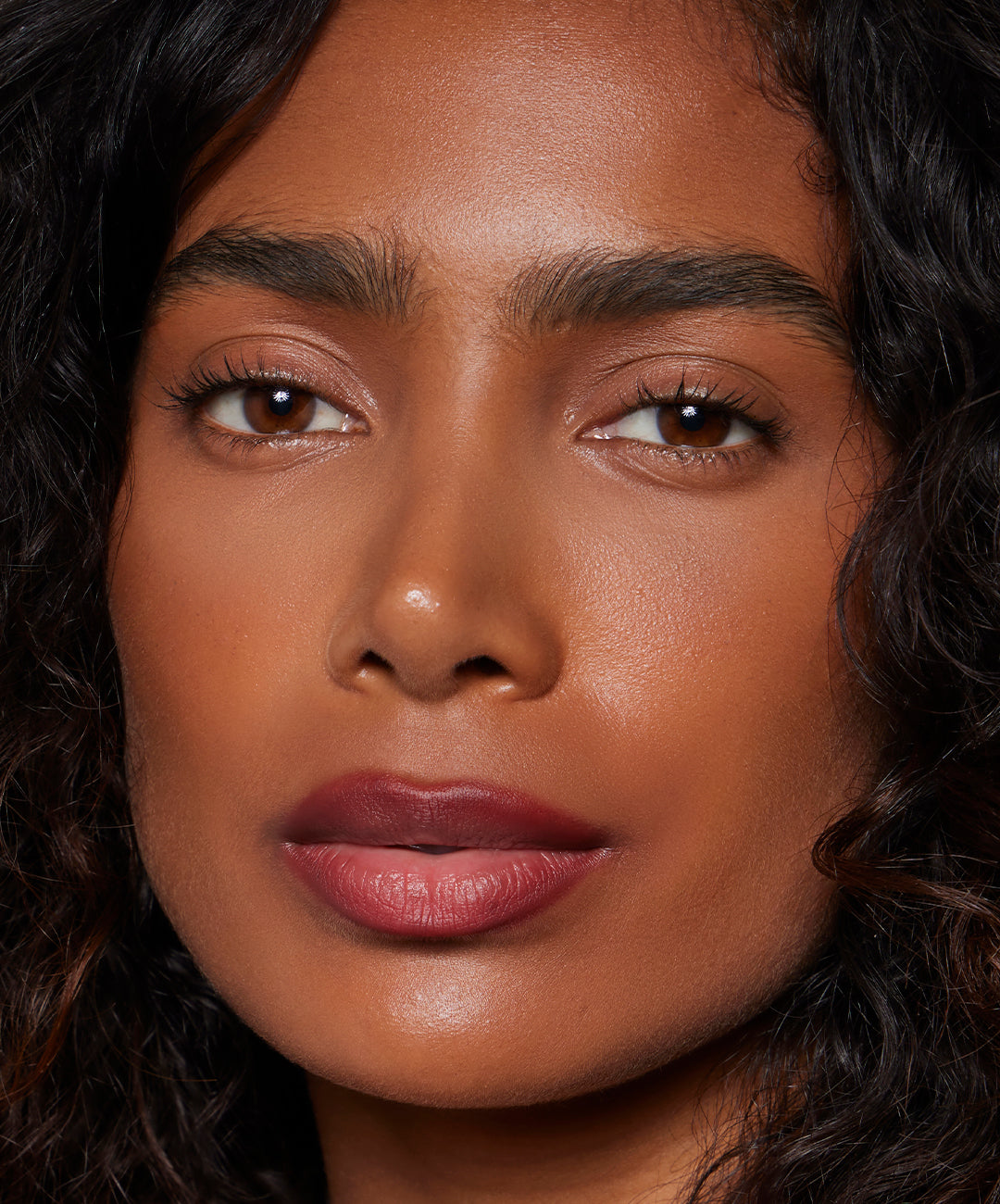 | desc: | text: light Karina wears Blur Liner in shade Berry