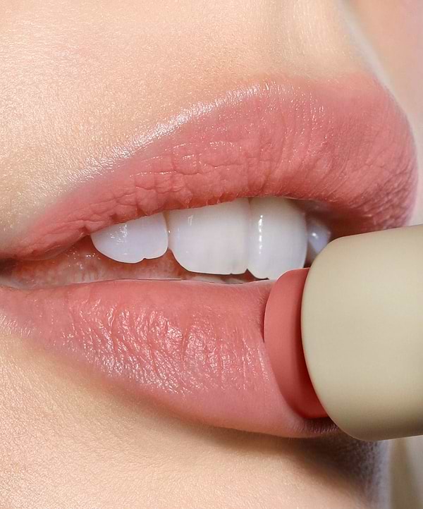 | desc: | text: light Lip Blush in shade Bloom