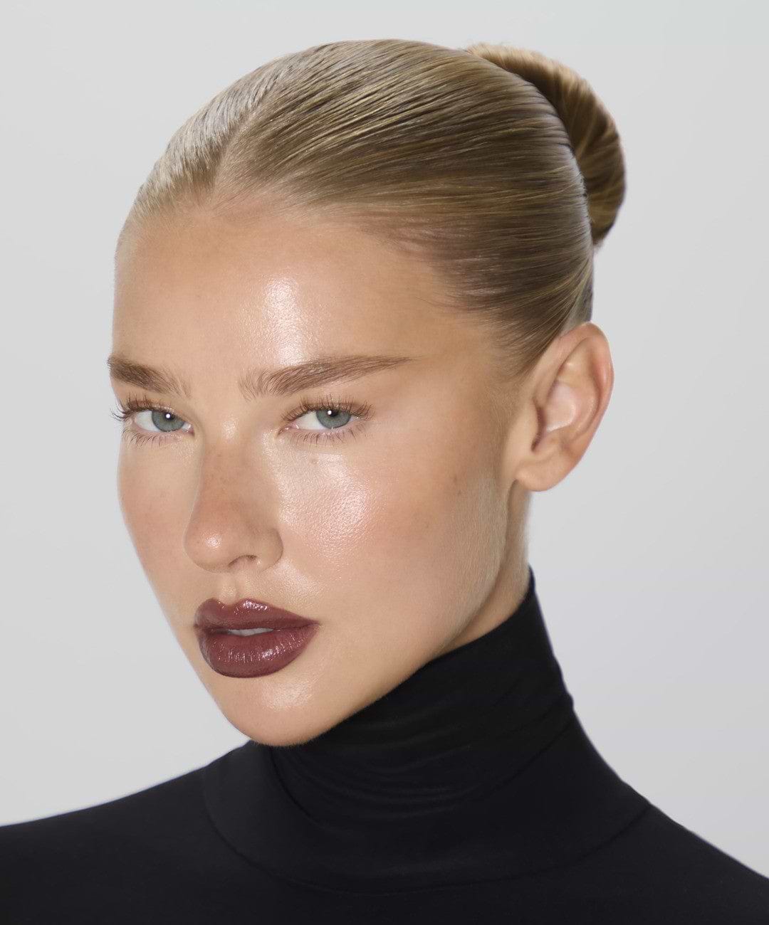 | desc: | text: light Jess wears Lip Stick in Mocha