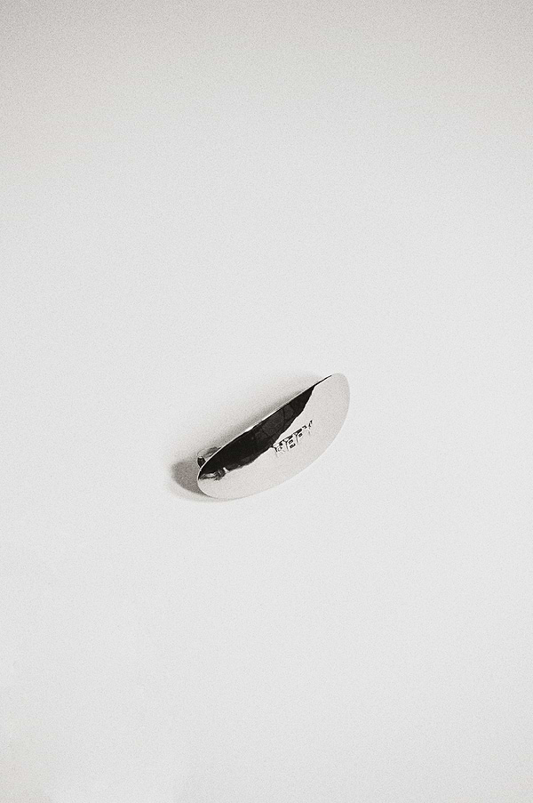 FRONT IMAGE OF REFY METAL OVAL HAIR CLIP