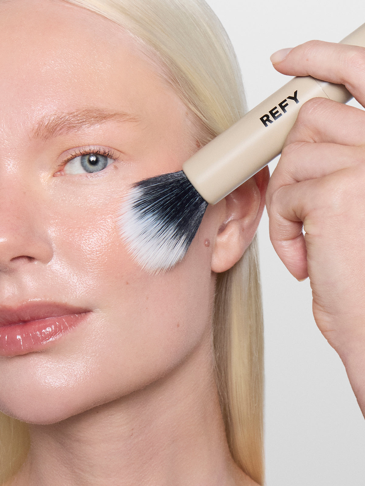 | وصف: | نص: فرشاة تنقيط خفيفة مصممة لتطبيق كريم البرونزر بسهولة وبدون خطوط