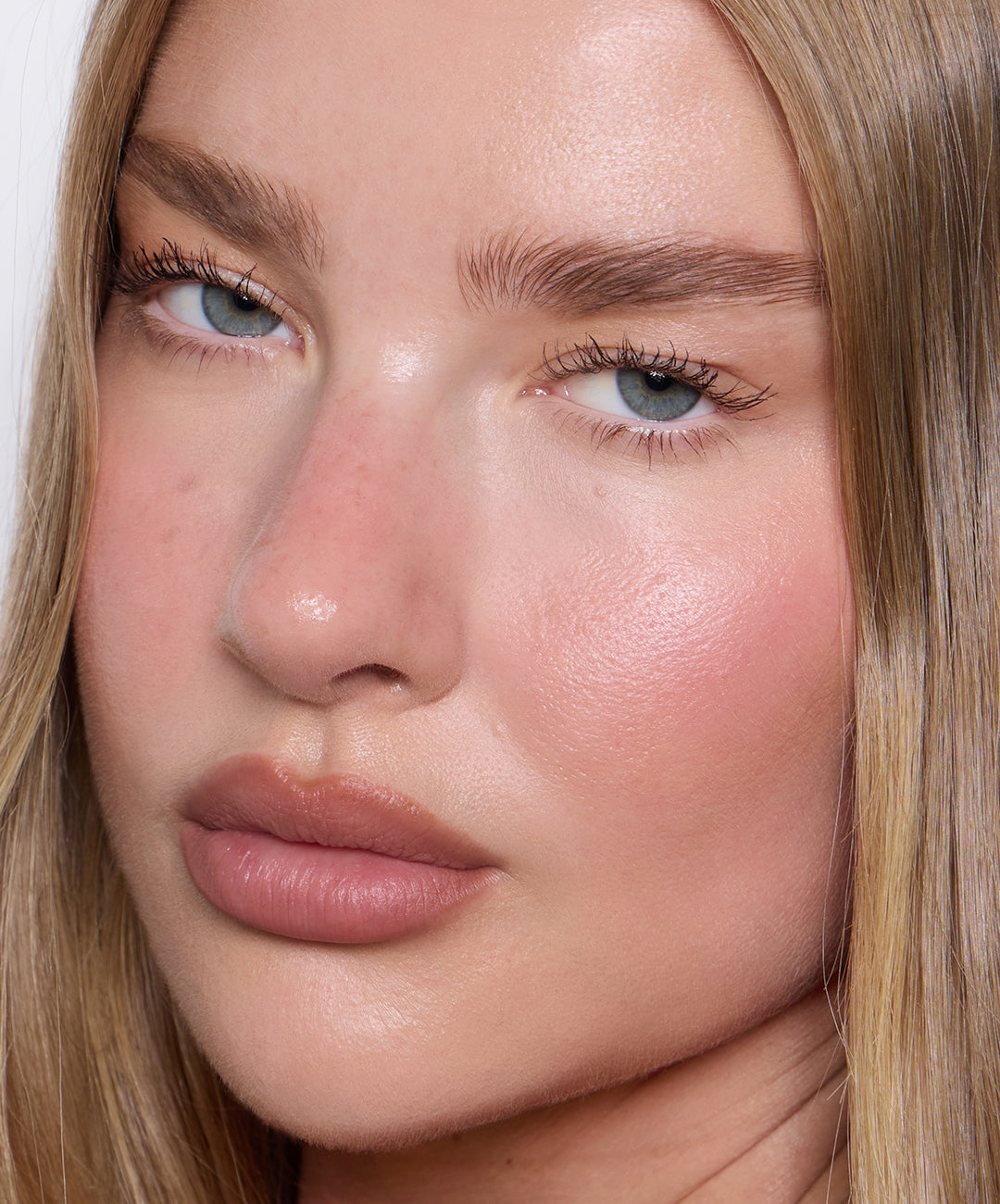 | desc: | text: light Jess wears Blur Liner in shade Stone