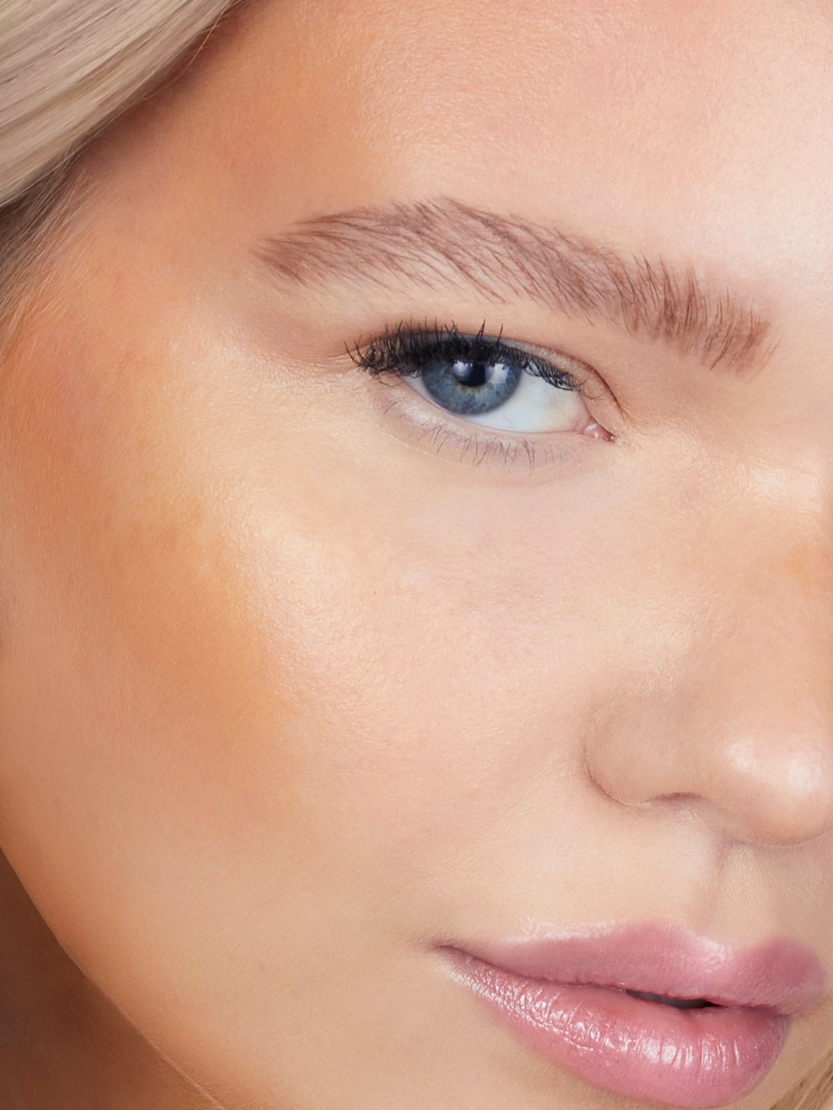 REFY CREAM BRONZER IN SAND ON MODEL