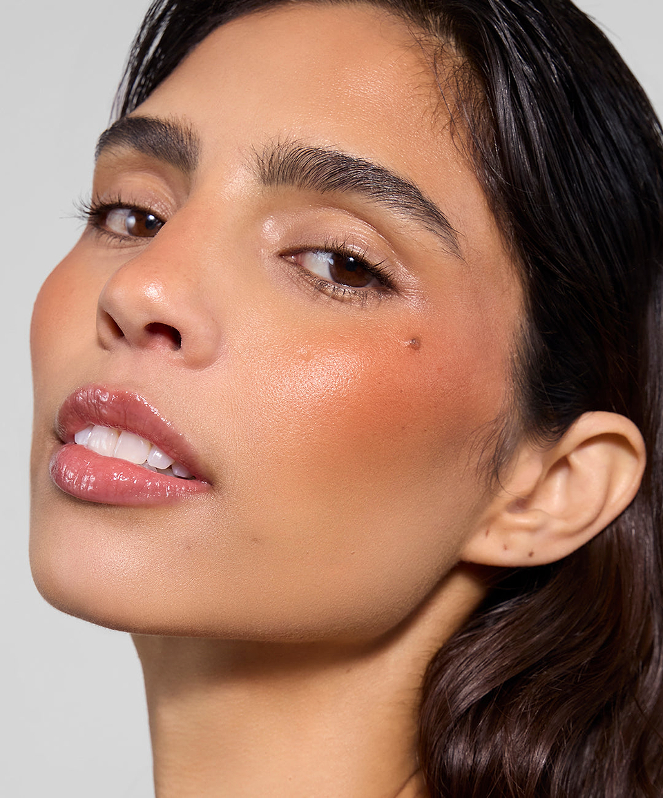 | desc: | text: light Desi wears Cream Blush in shade Rust