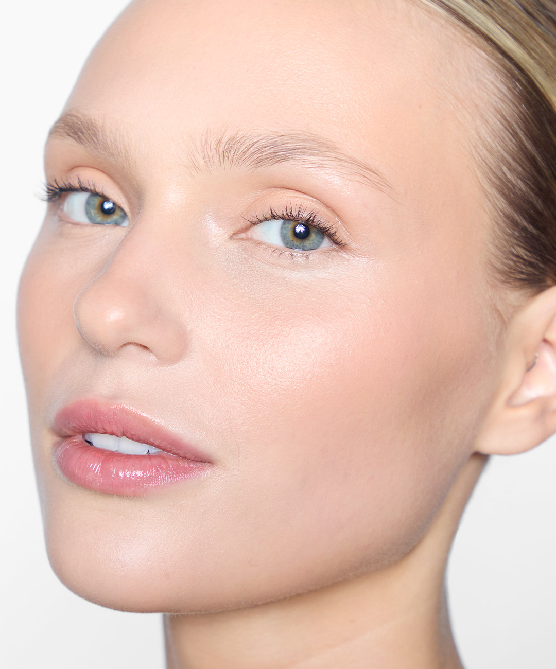 | desc: | text: light Model wears Brow Tint in Ash