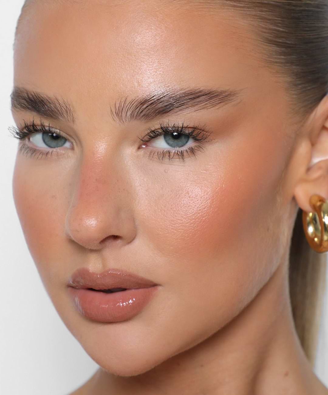 | desc: | text: light Jess wears Brow Tint in Mid Brown