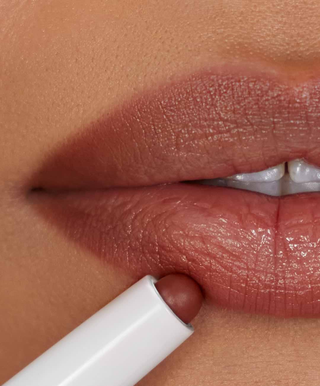 | desc: | text: light Blur Liner in shade Clay