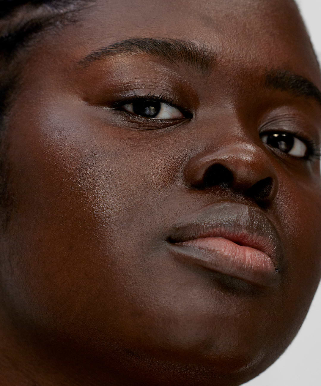 | desc: | text: light Serwahh wears shade 260