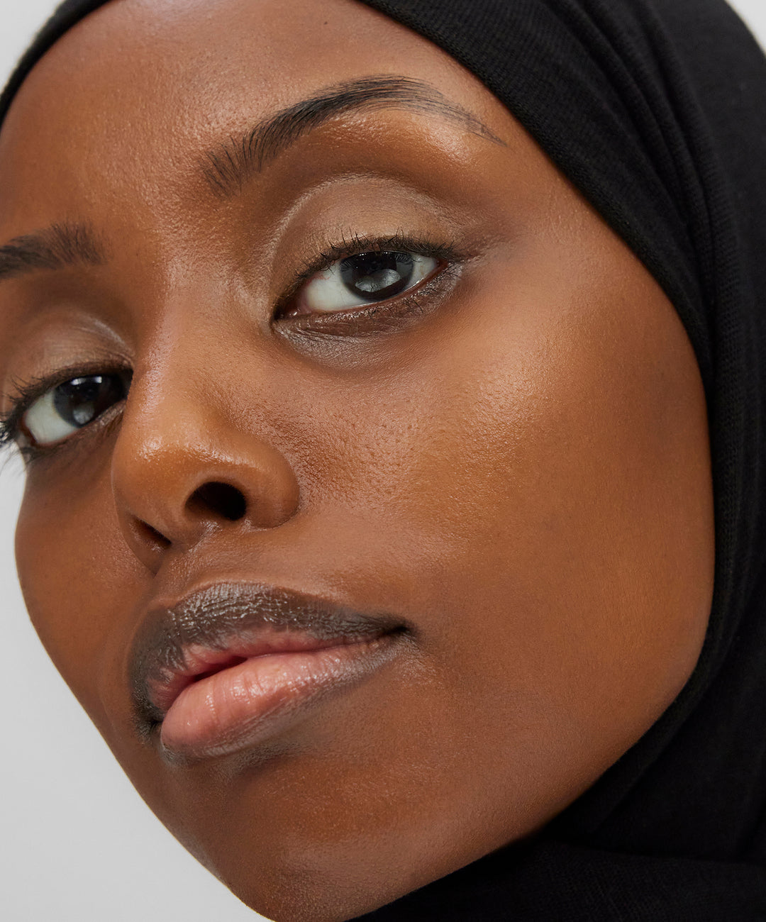 | desc: | text: light Anisa wears shade 220