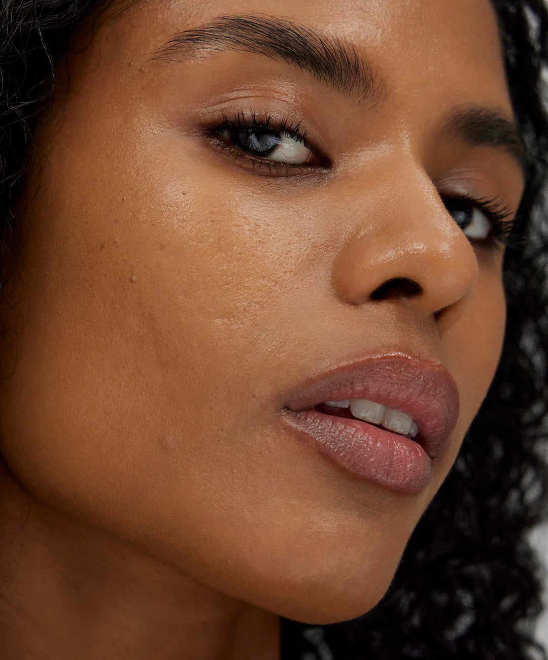 | desc: | text: light Athena wears shade 190