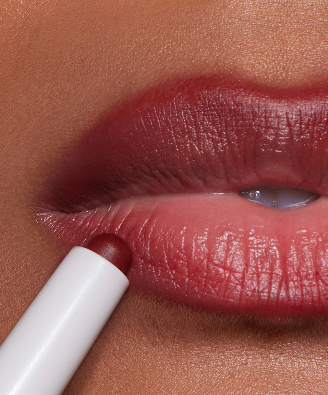 | desc: | text: light Blur Liner in shade Berry