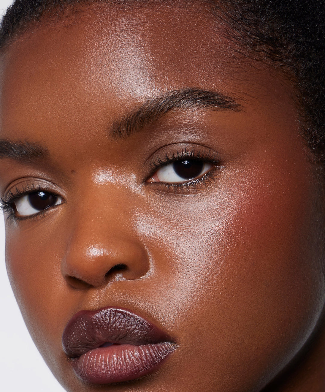 | desc: | text: light Angela wears Blur Liner in shade Plum