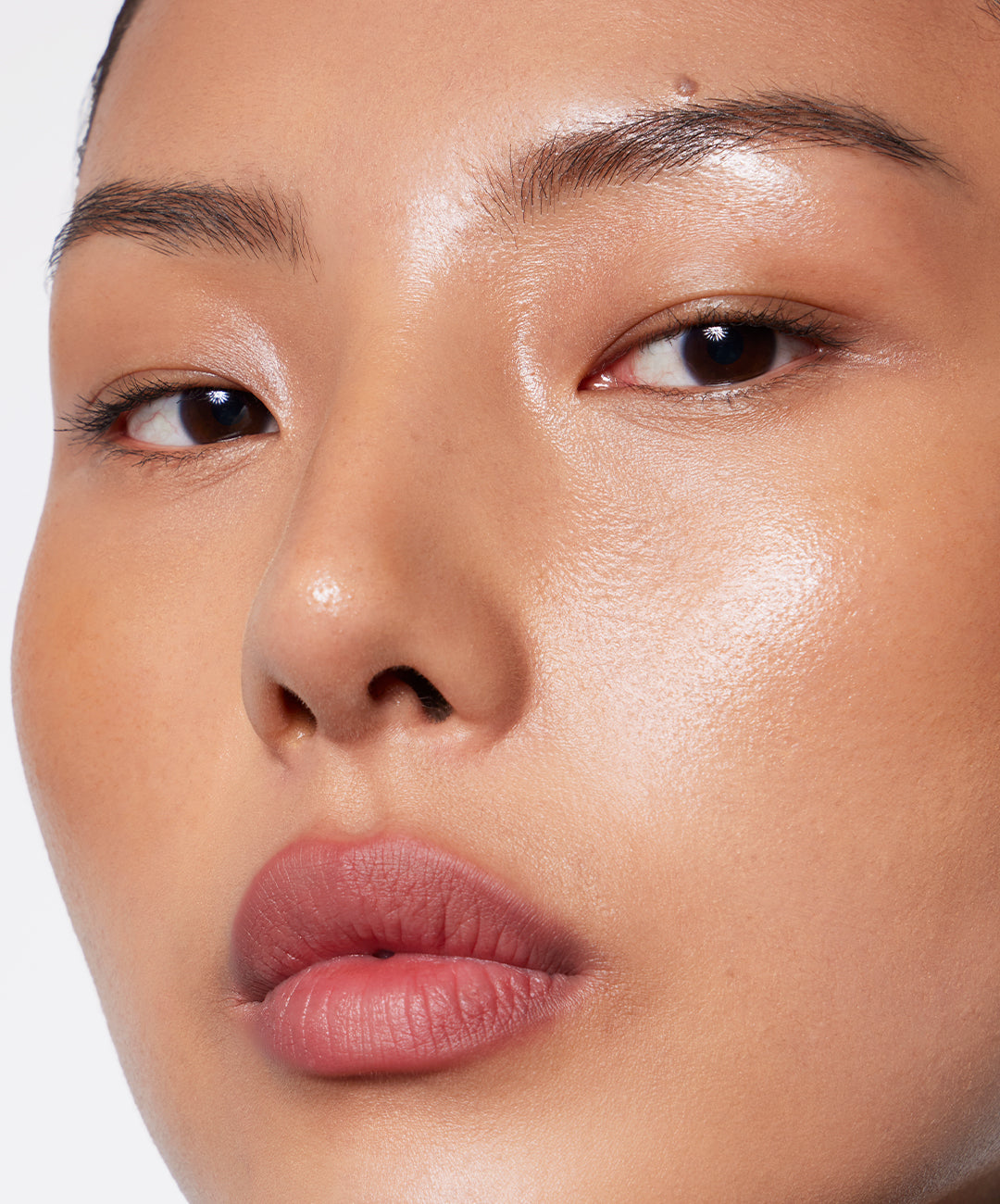  | desc: | text: light Cho wears Blur Liner in shade Mauve