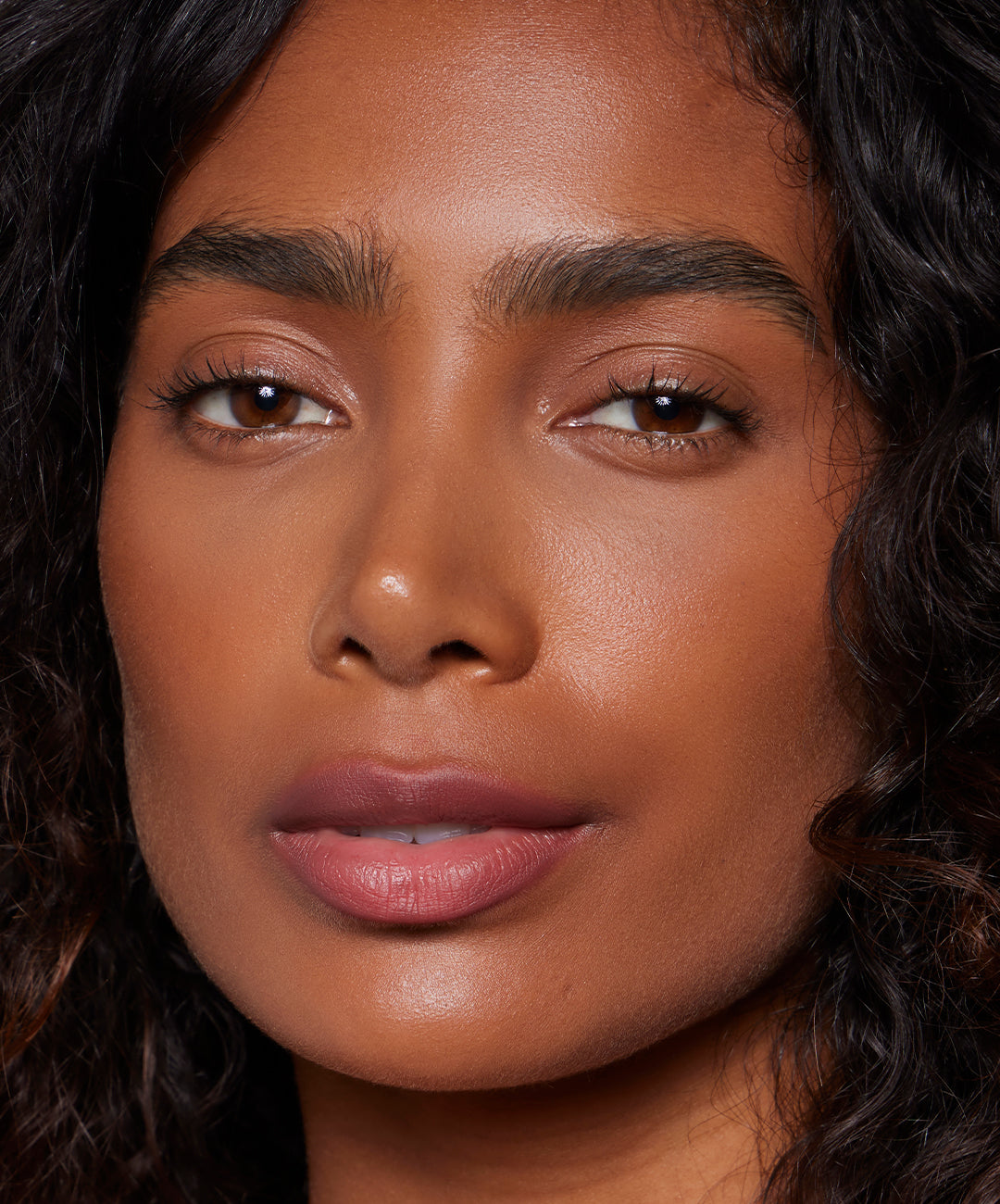 | desc: | text: light Karina wears Blur Liner in shade Mauve