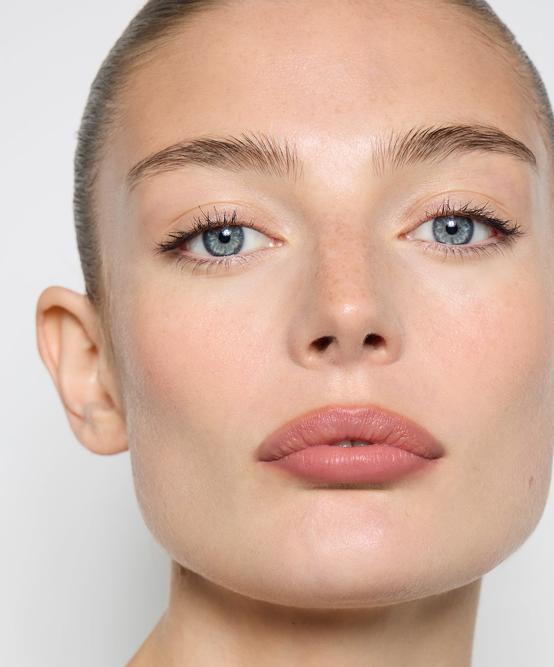 | desc: Georgia wears Blur Liner in shade Opal