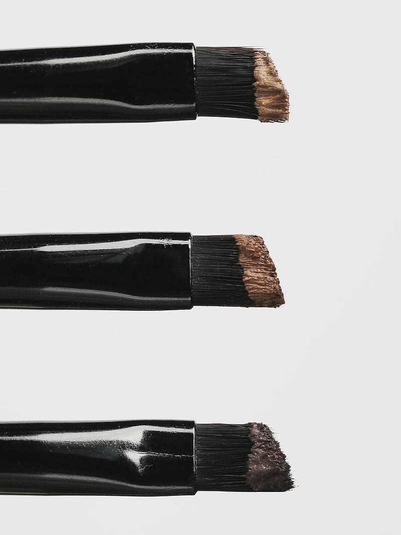 REFY BROW POMADE ANGLED APPLICATION BRUSH SHOWING SHADES. LIGHT, MEDIUM AND DARK