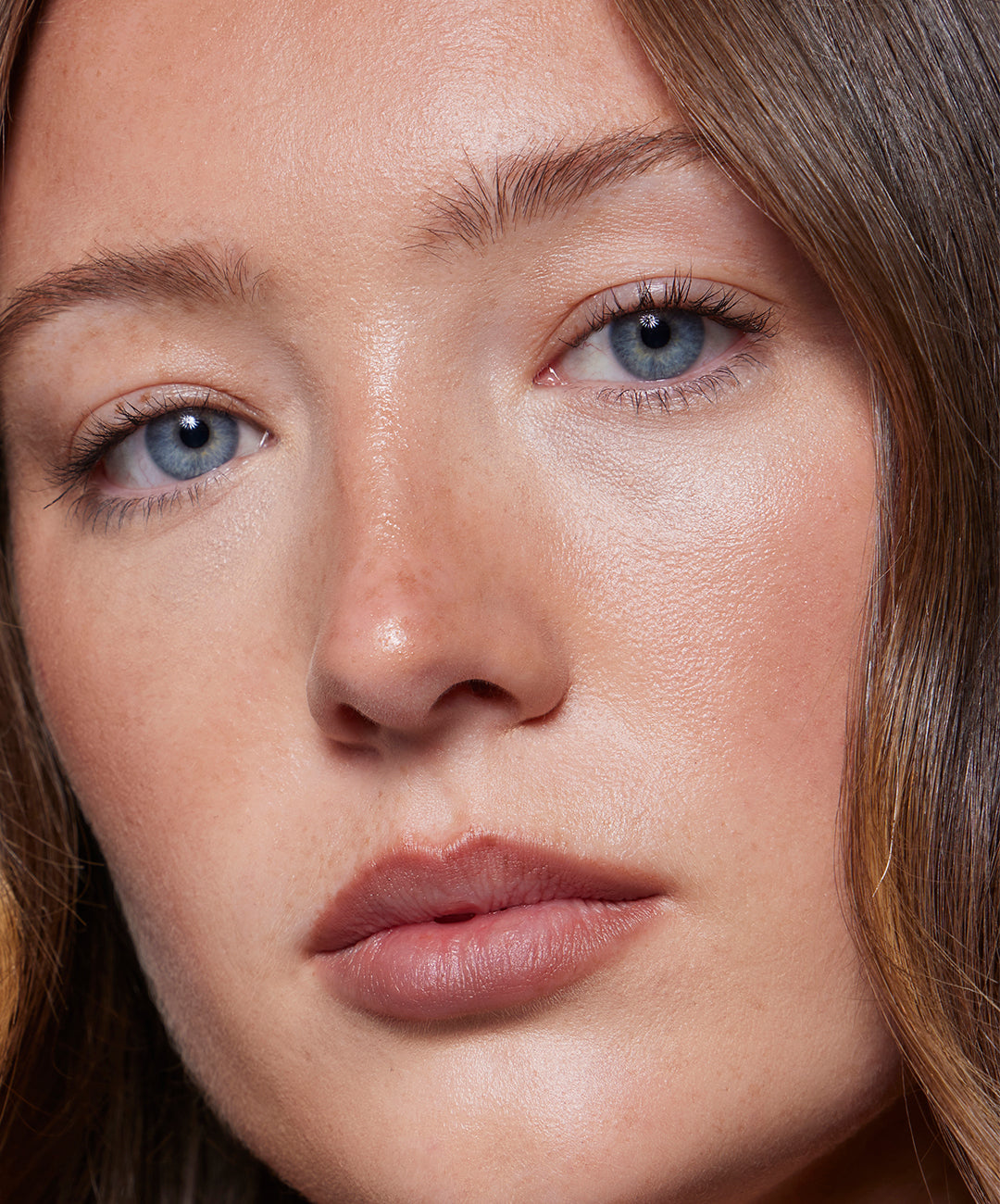 | desc: | text: light Grace wears Blur Liner in shade Stone