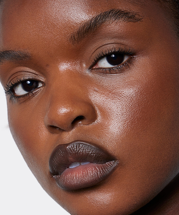 | desc: | text: light Angela wears Blur Liner in shade Teak