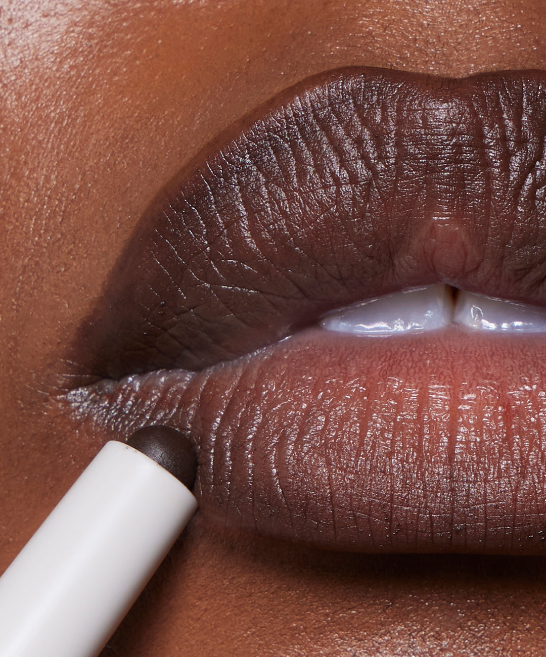 | desc: | text: light Blur Liner in shade Teak