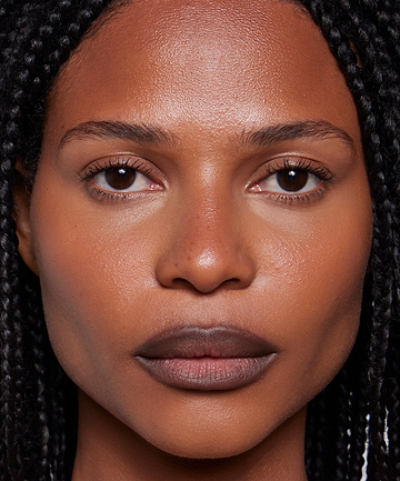 | desc: | text: light Jerri wears Blur Liner in shade Teak