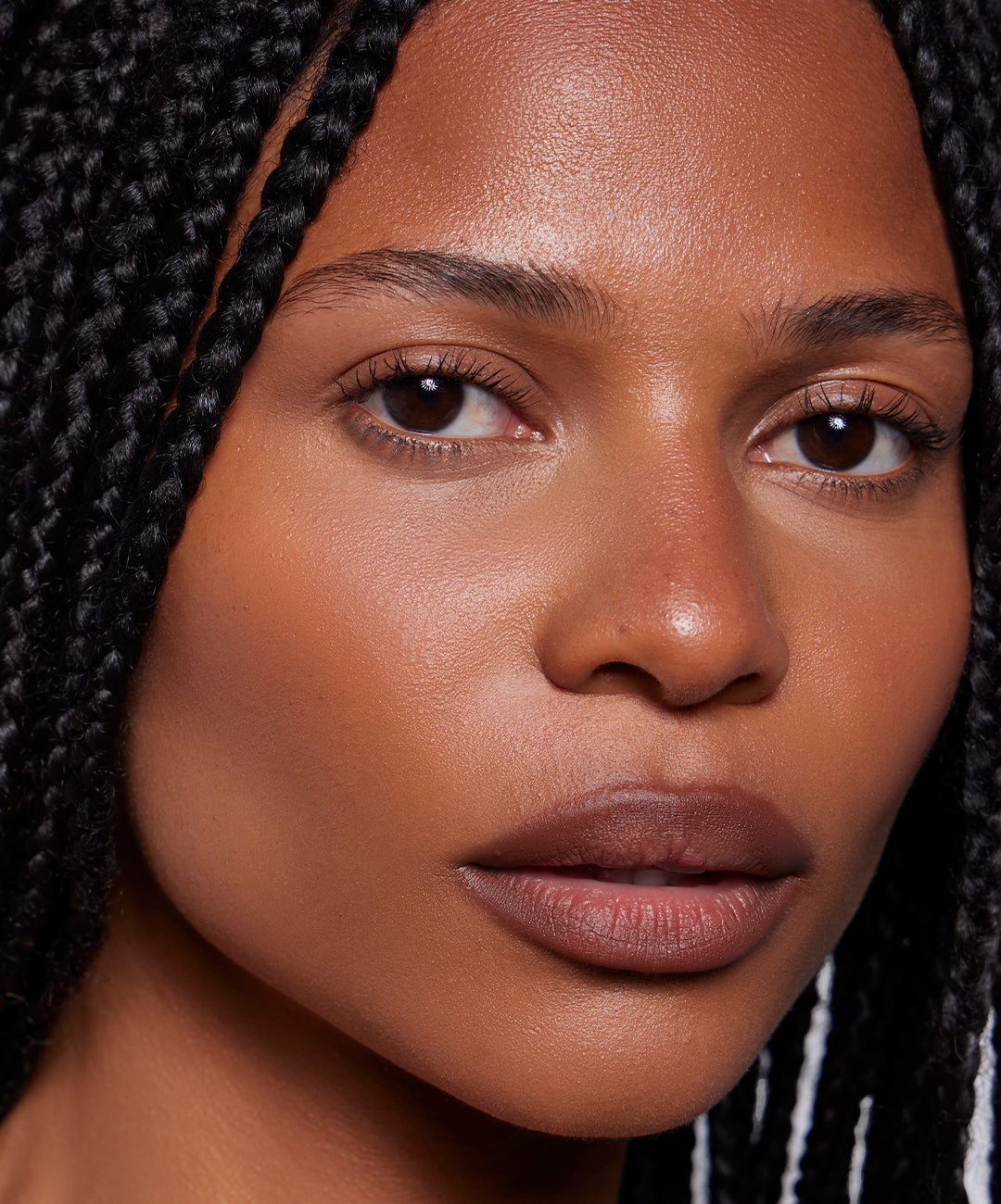 | desc: | text: light Jerri wears Blur Liner in shade Umber