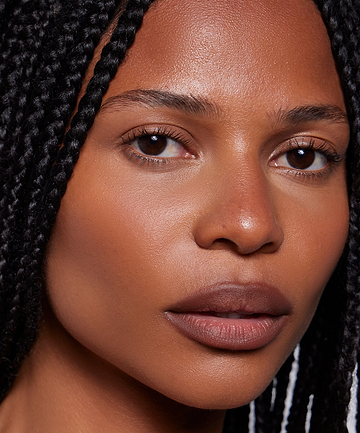 | desc: | text: light Jerri wears Blur Liner in shade Umber