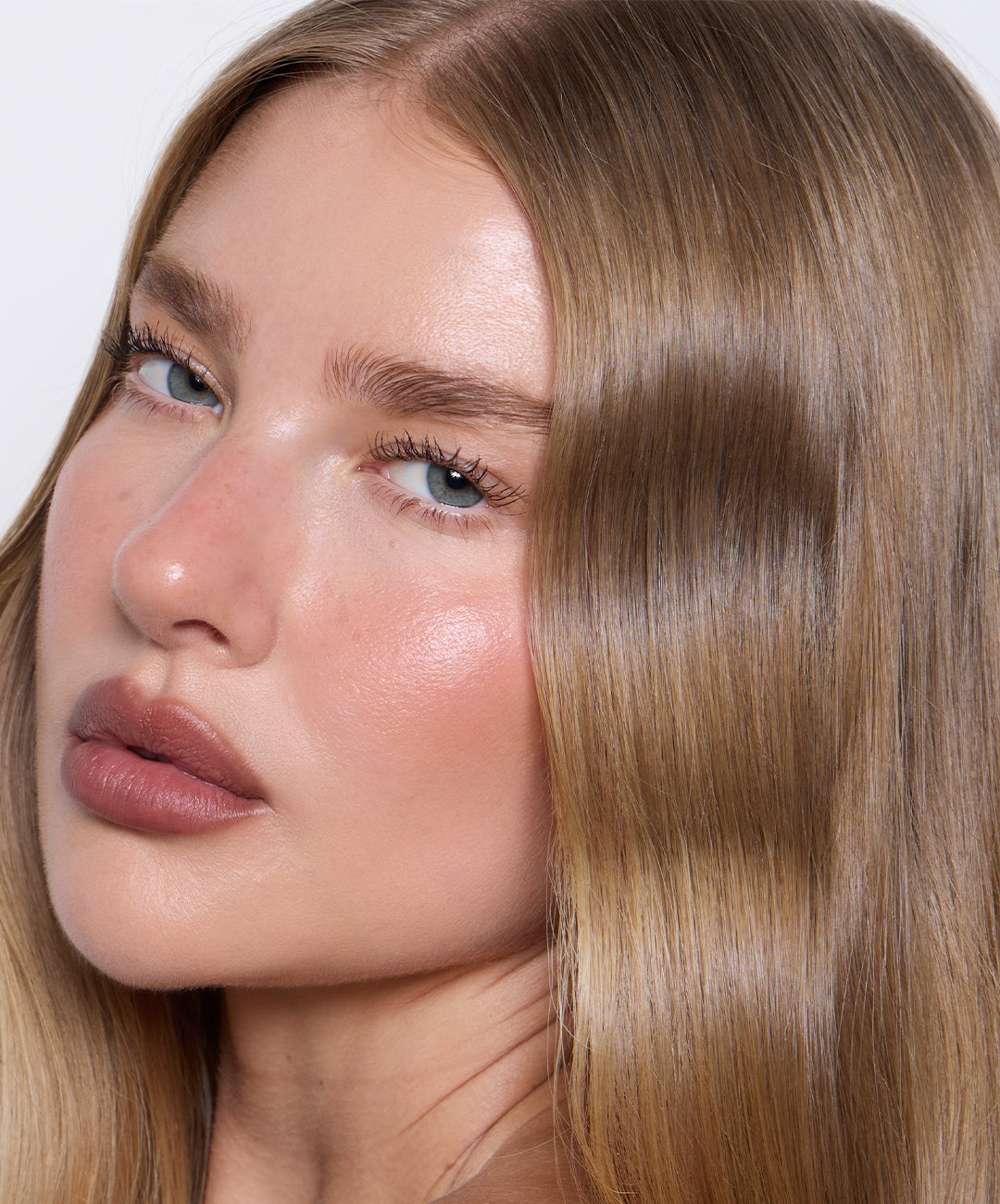 | desc: | text: light Jess wears Blur Liner in shade Umber