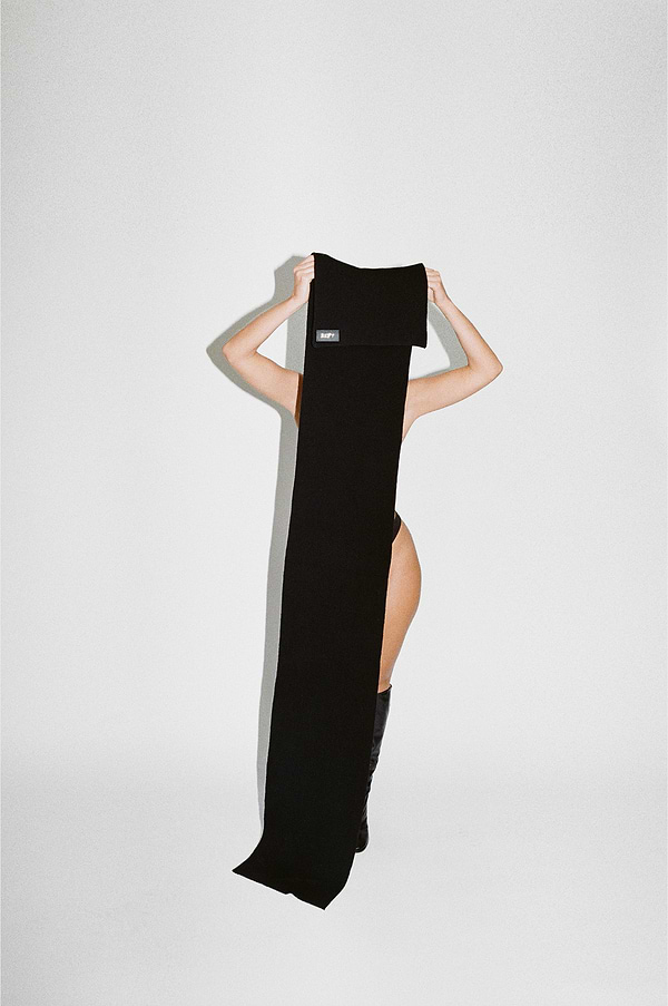 FRONT IMAGE OF REFY WOOL SCARF IN BLACK WITH MODEL