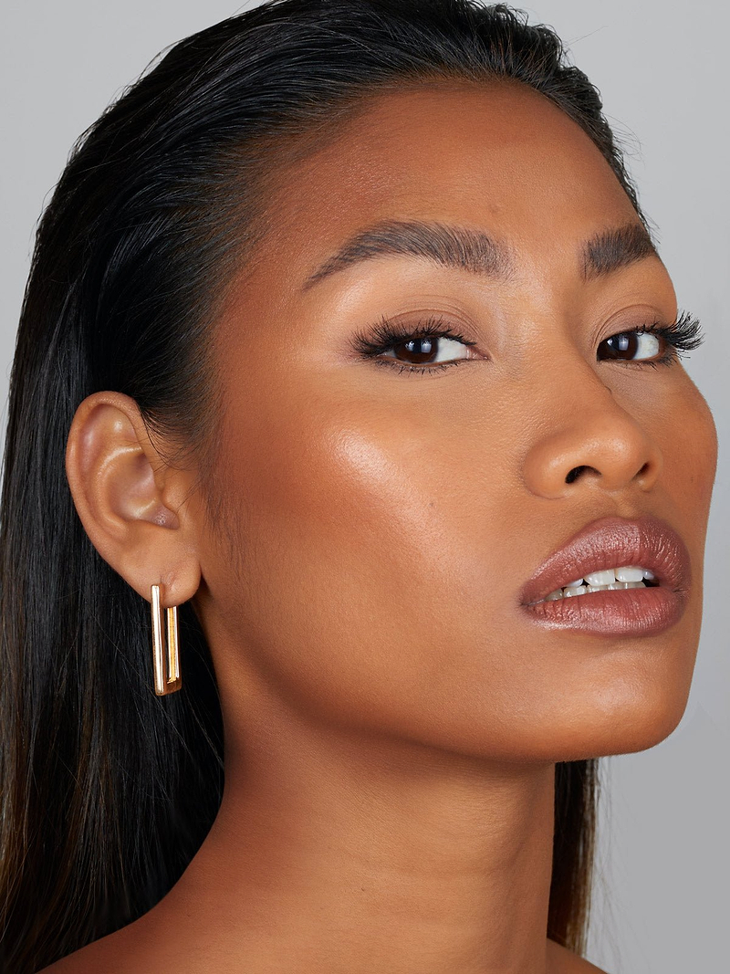 REFY CREAM BRONZER IN SHADE TAN ON MODEL