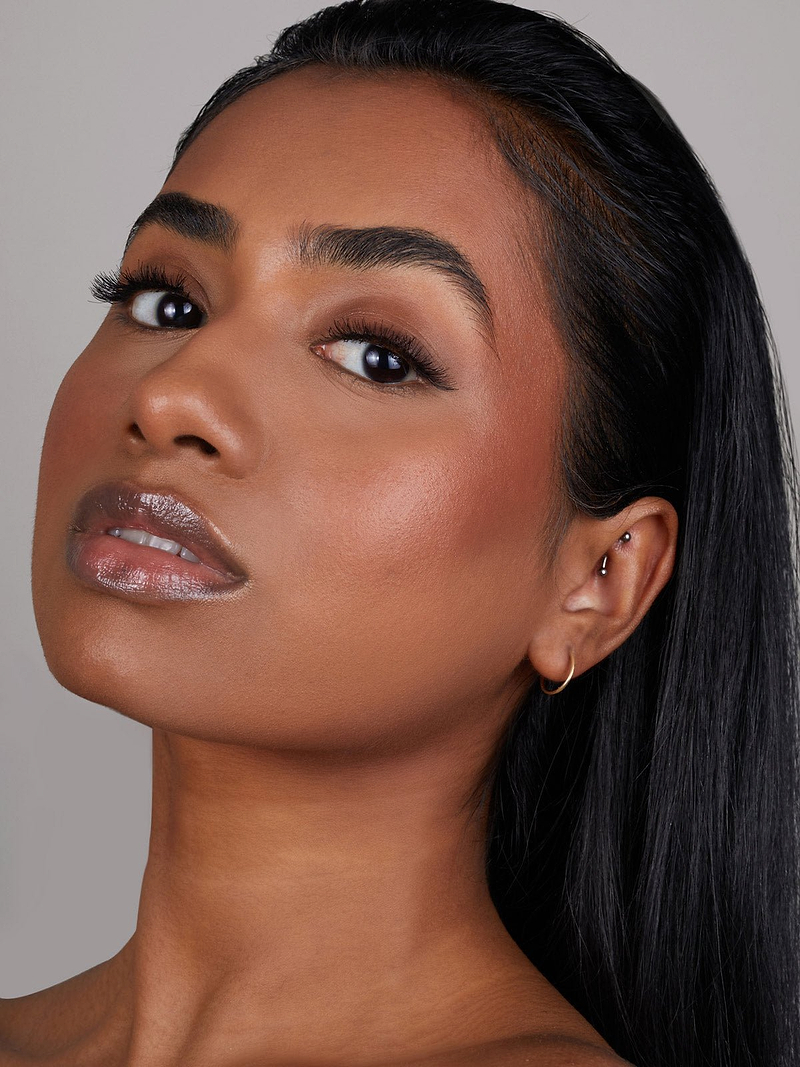 REFY CREAM BRONZER IN SHADE ONYX ON MODEL