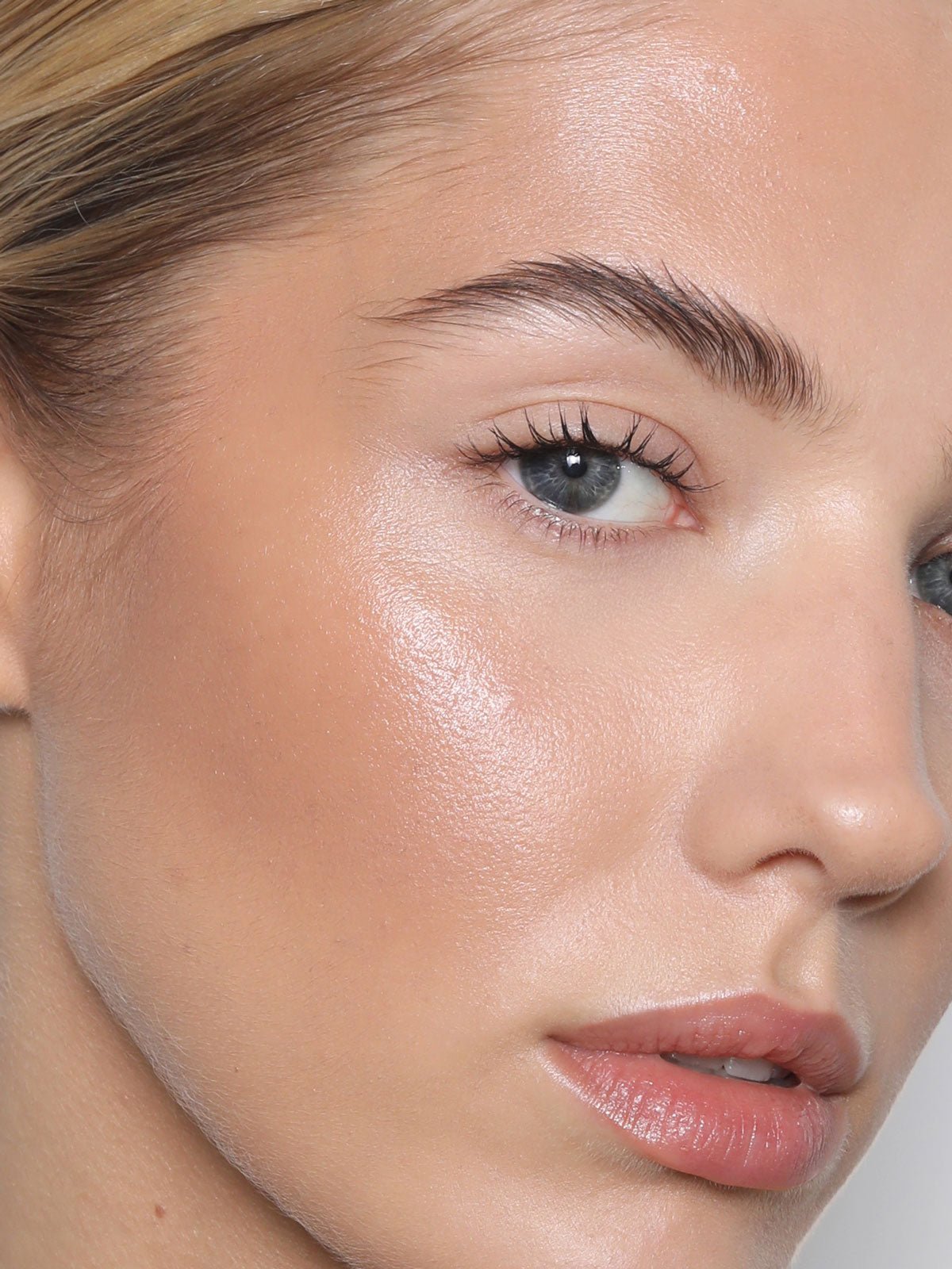 REFY CREAM BRONZER IN SHADE DUNE ON MODEL