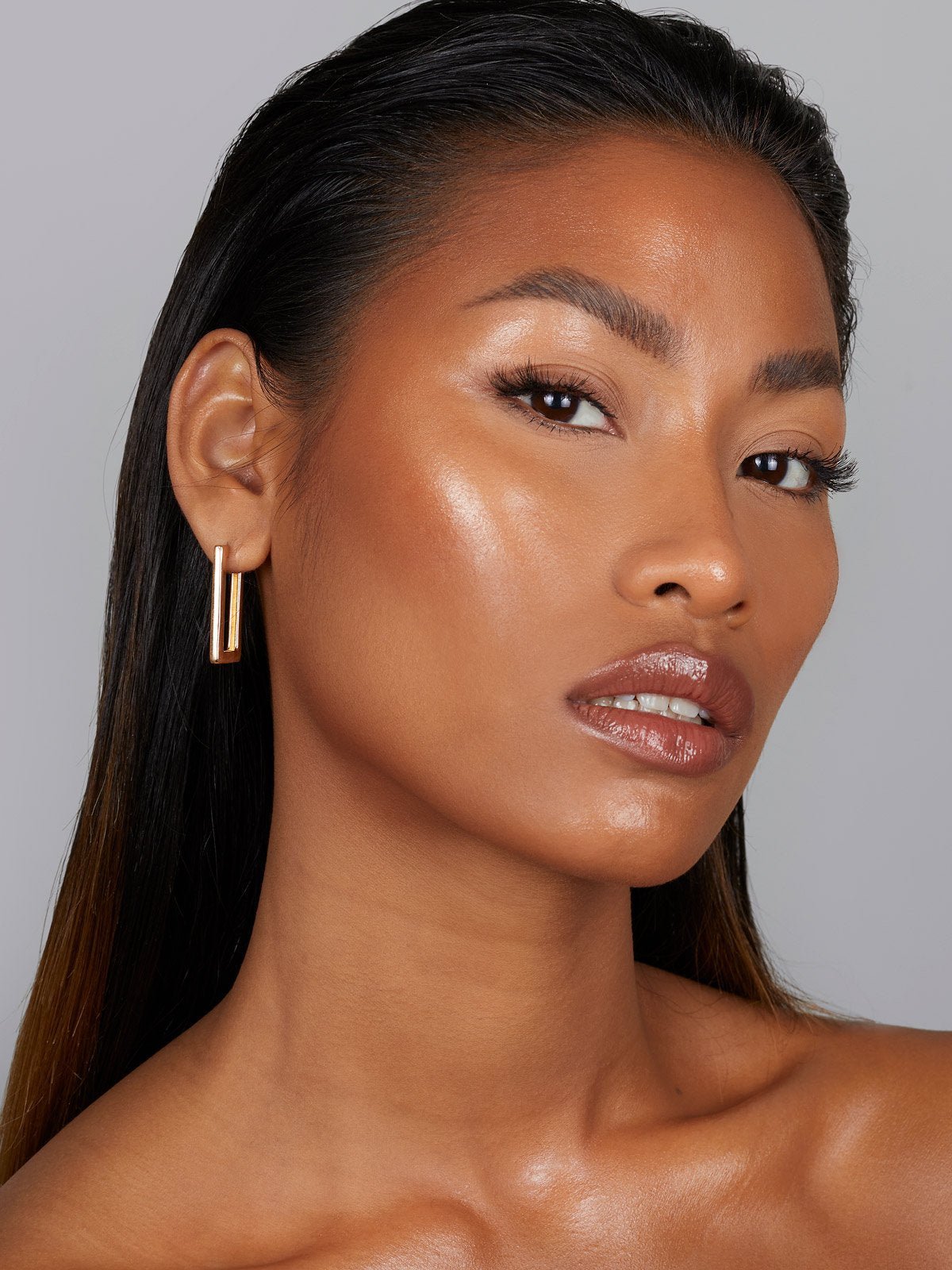 REFY GLOSS HIGHLIGHTER ON MODEL