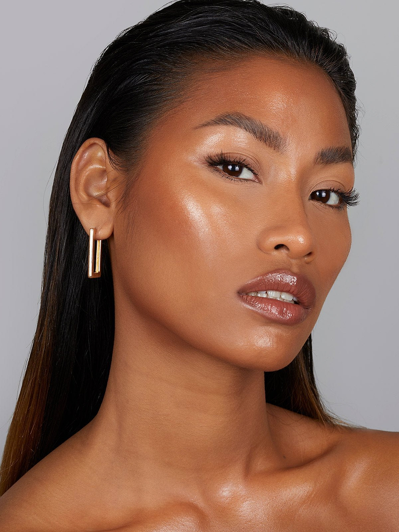 REFY GLOSS HIGHLIGHTER ON MODEL 