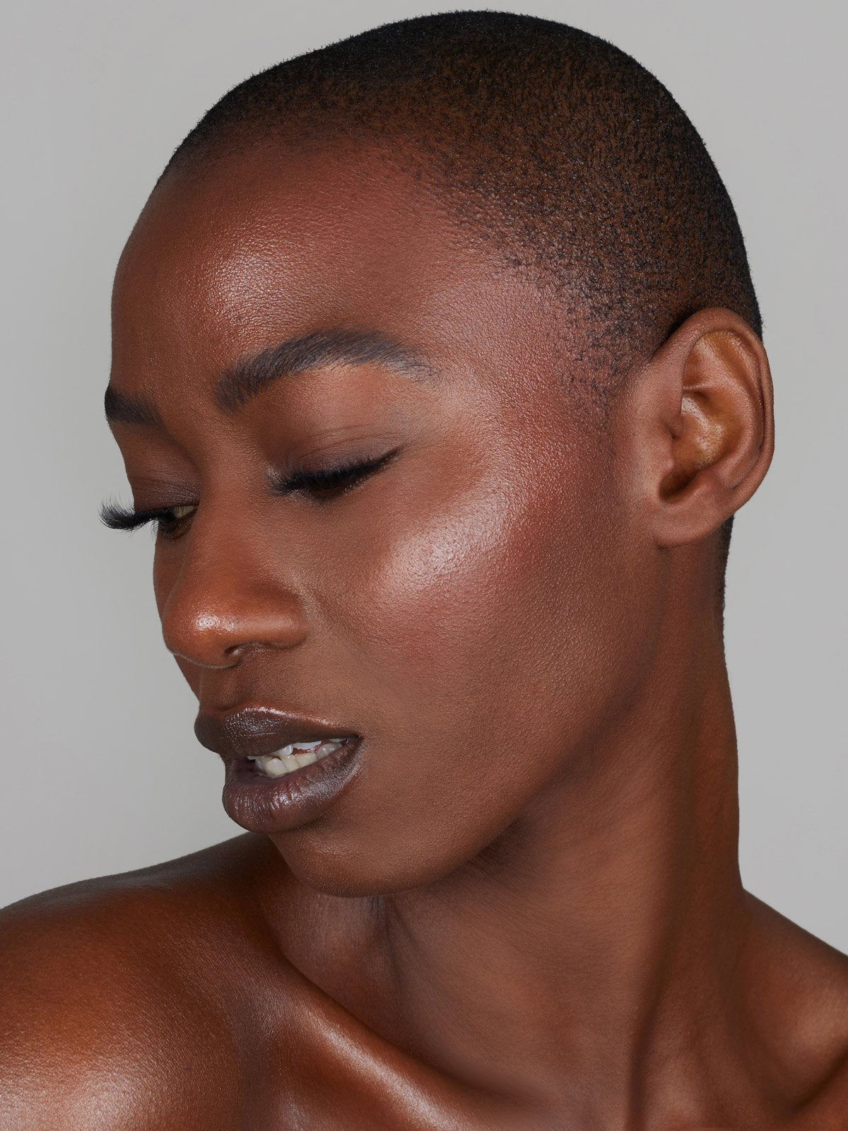 REFY GLOSS HIGHLIGHTER ON MODEL
