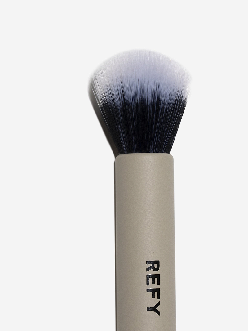 CLOSE UP OF REFY DUO BRUSH BRONZER BRUSH SIDE 