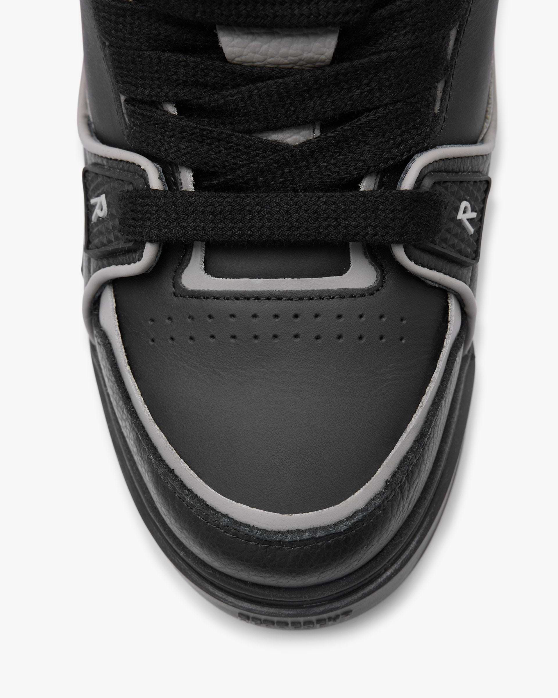 Studio Sneaker - Triple Black