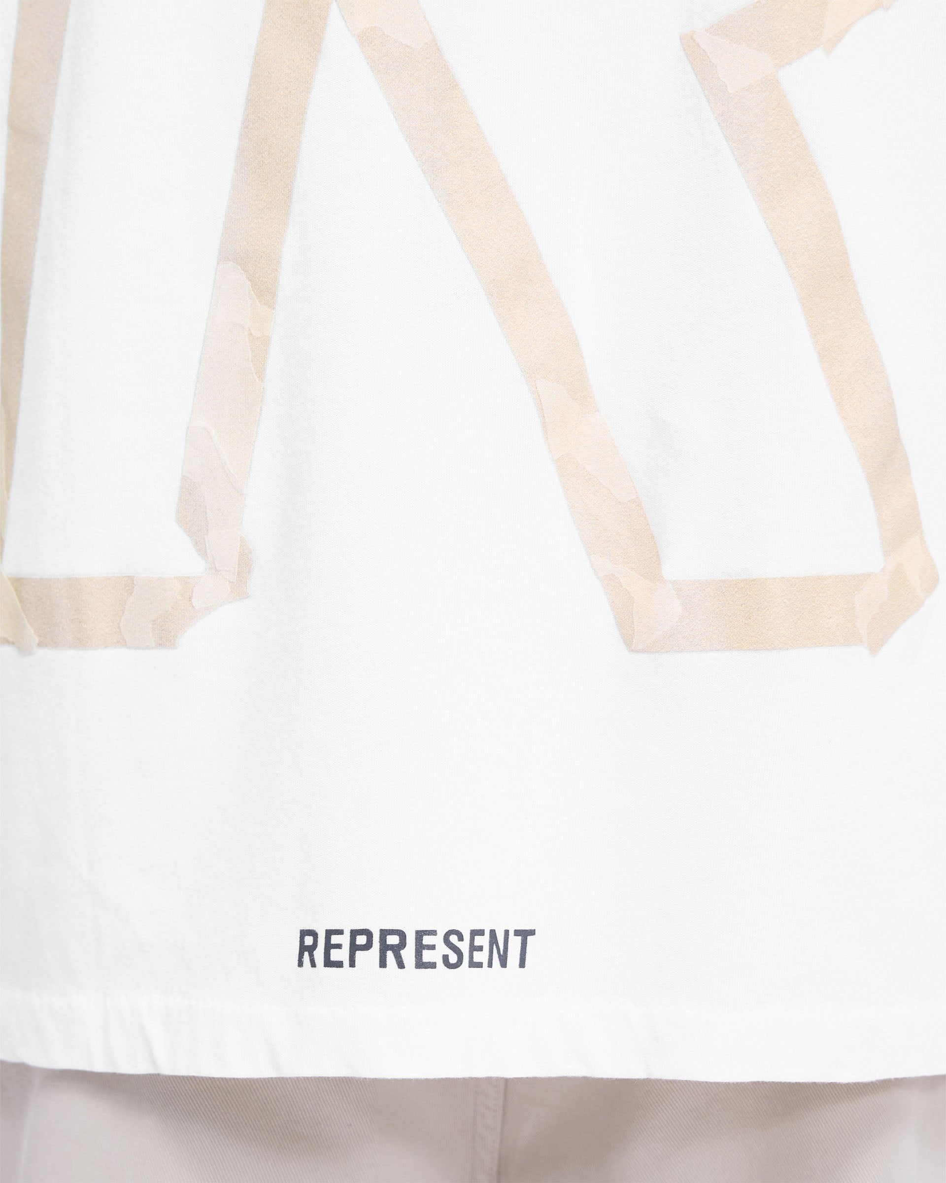 【関税込み】Represent ホワイト Masking Tape Initial Tシャツ Masking Tape Initial T-Shirt - Flat White | REPRESENT