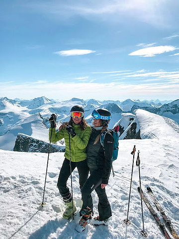 Two women posing with their skis