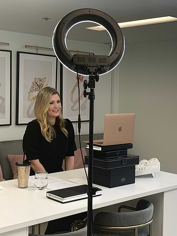 Behind the scenes of Anna-Mieke's video call with Daymond John