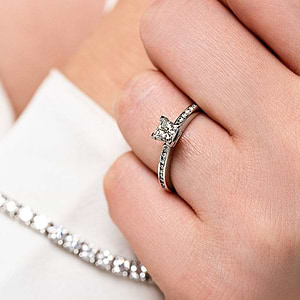 Drew-Engagement-Ring-lifestyle-001.jpg