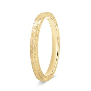 plain metal band with satin hammer finish in 14k yellow gold