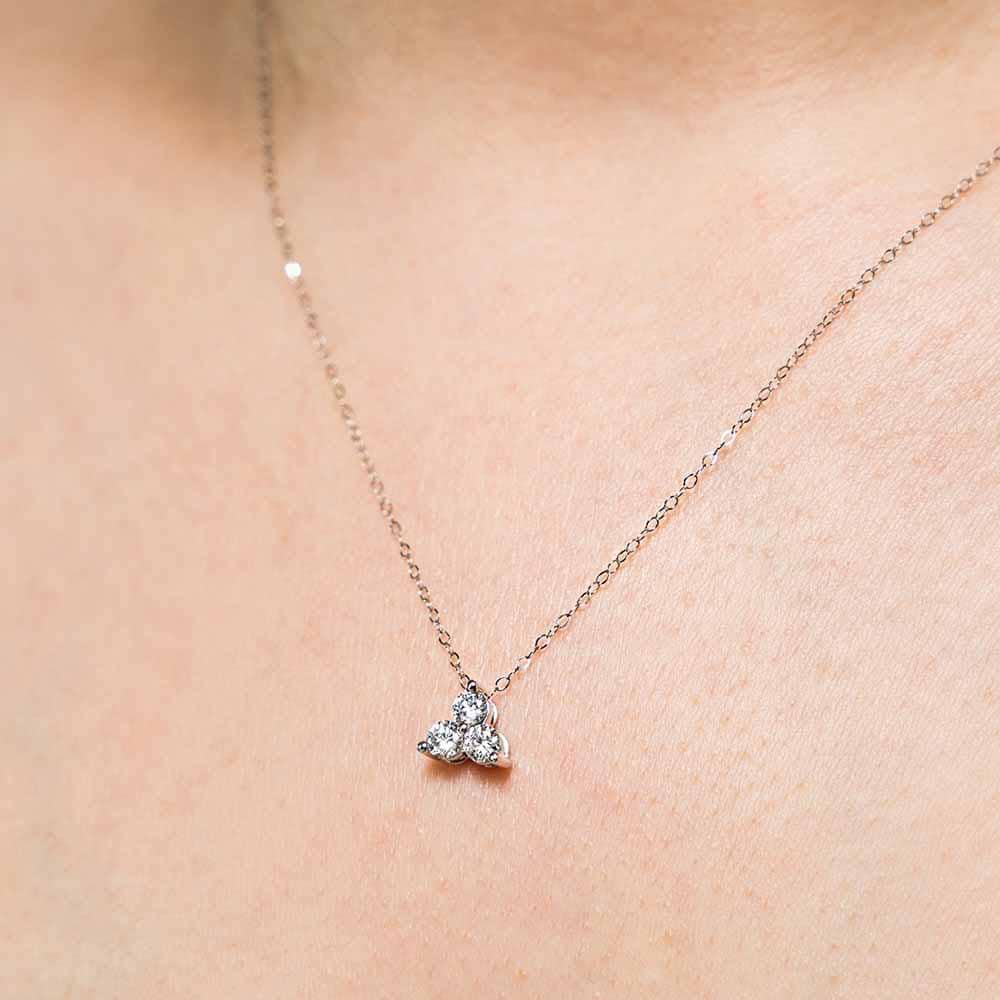 Necklace with 3 diamonds discount