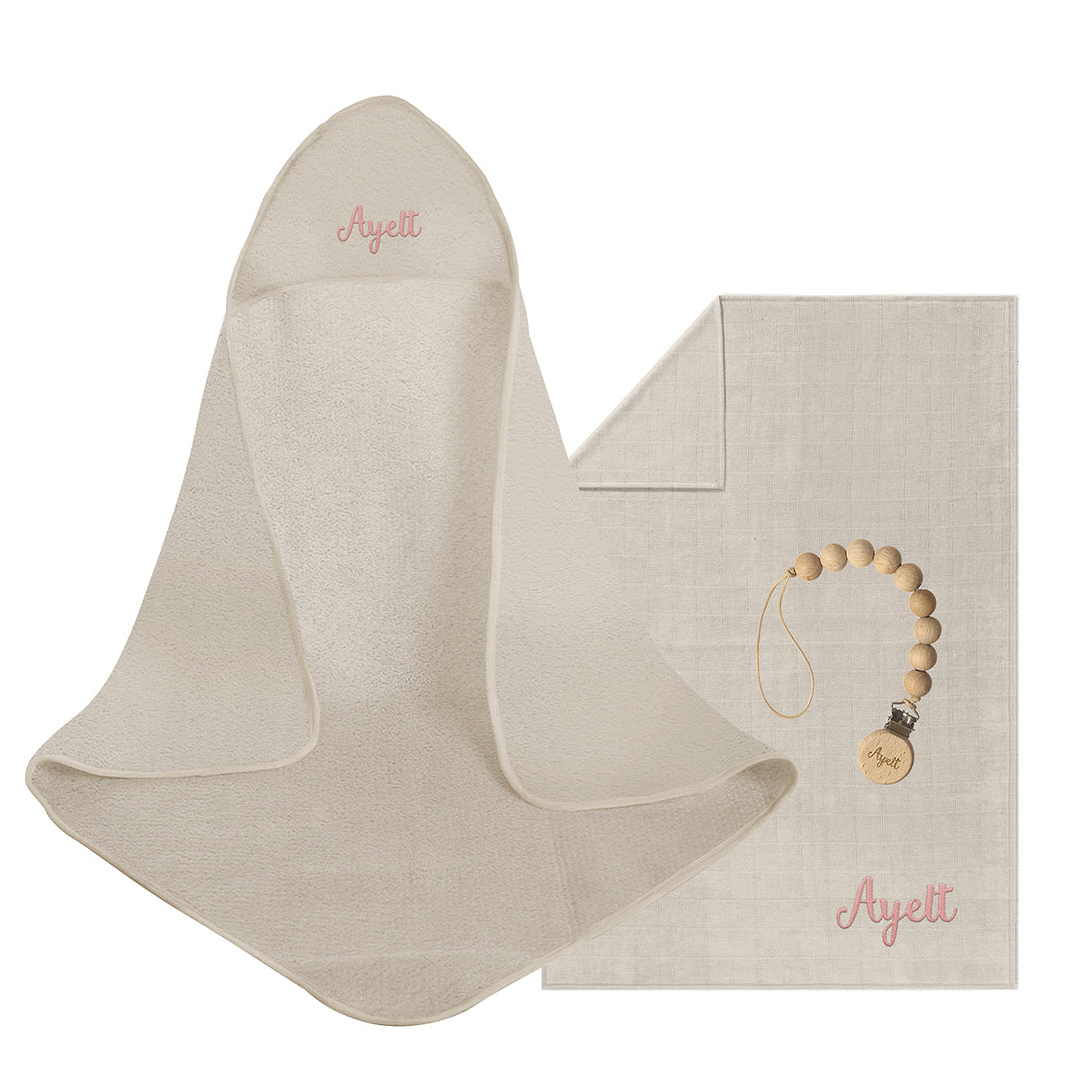 מארז מתנה ליולדת מגבת קפוצ'ון + שמיכת במבוק + מחזיק מוצץ - שנהב בנות