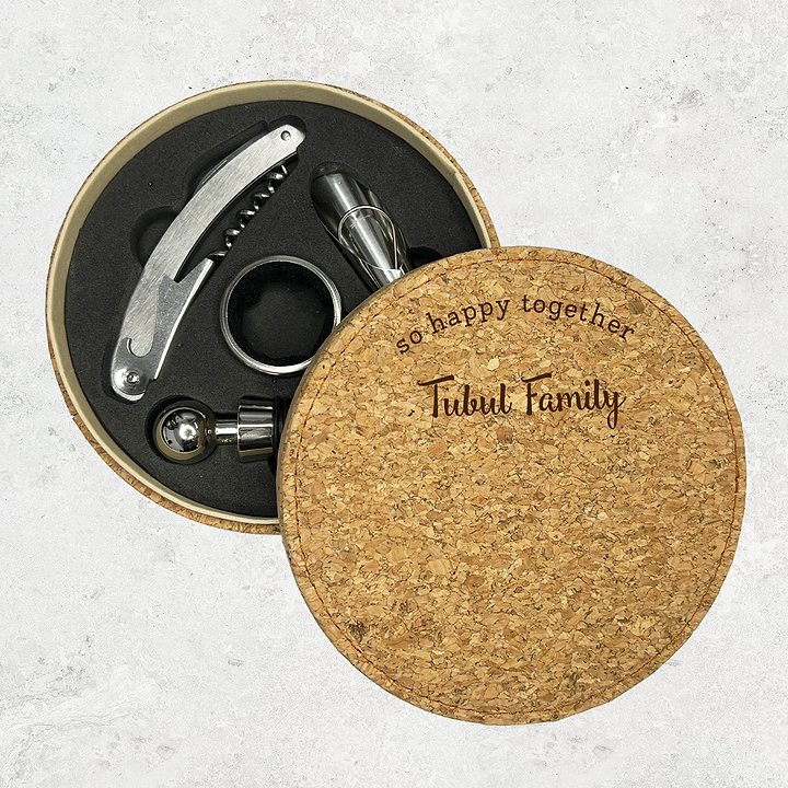 מארז מתנה - סט אביזרי יין שחור - בקבוק יין קטן - מארז שוקולד - ציפחה